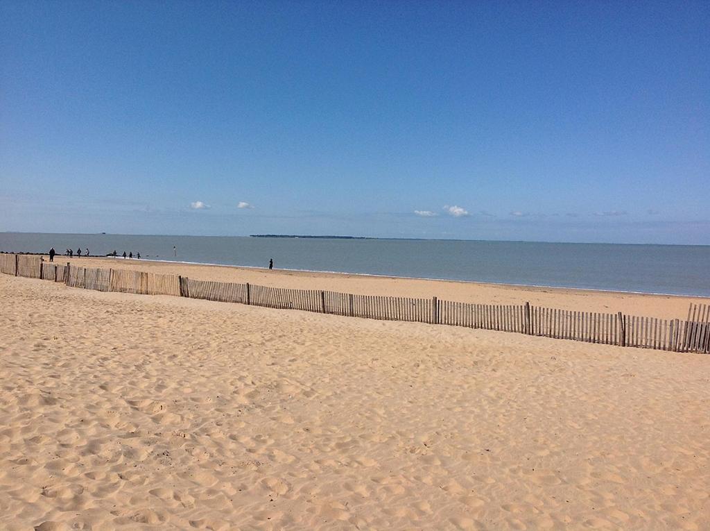 Les Pieds Dans L'Eau - Appartement Vue Mer ชาแตเลยง-ปลาจ ภายนอก รูปภาพ